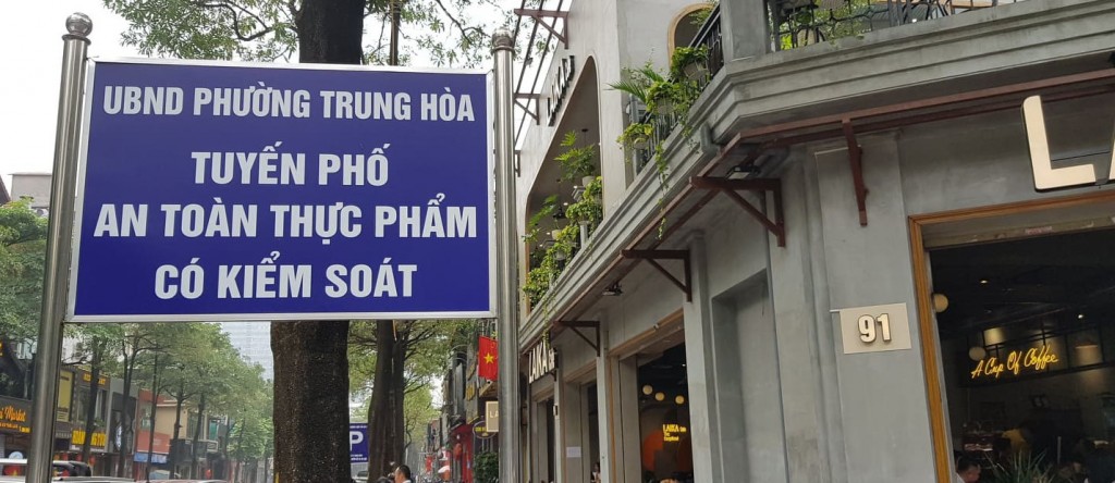 Quận Cầu Giấy hiện có 11 tuyến phố an toàn thực phẩm có kiểm soát với 247 cơ sở dịch vụ ăn uống và 10 cơ sở thức ăn đường phố