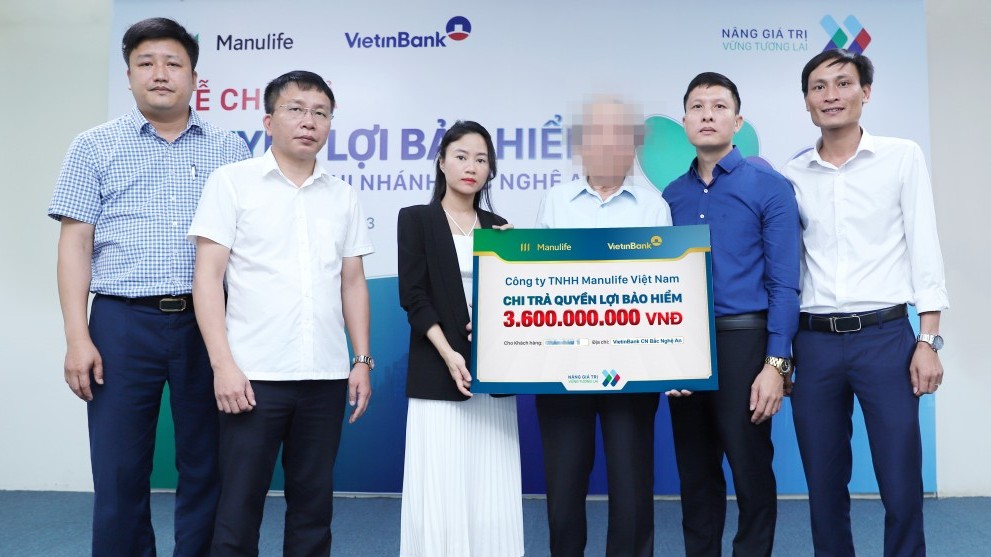 Manulife Việt Nam chi trả 3,6 tỷ đồng quyền lợi bảo hiểm cho khách hàng ở Nghệ An