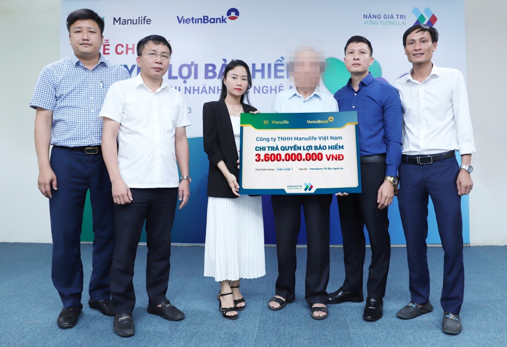   Manulife Việt Nam chi trả quyền lợi bảo hiểm cho gia đình khách hàng với tổng số tiền 3,6 tỷ đồng