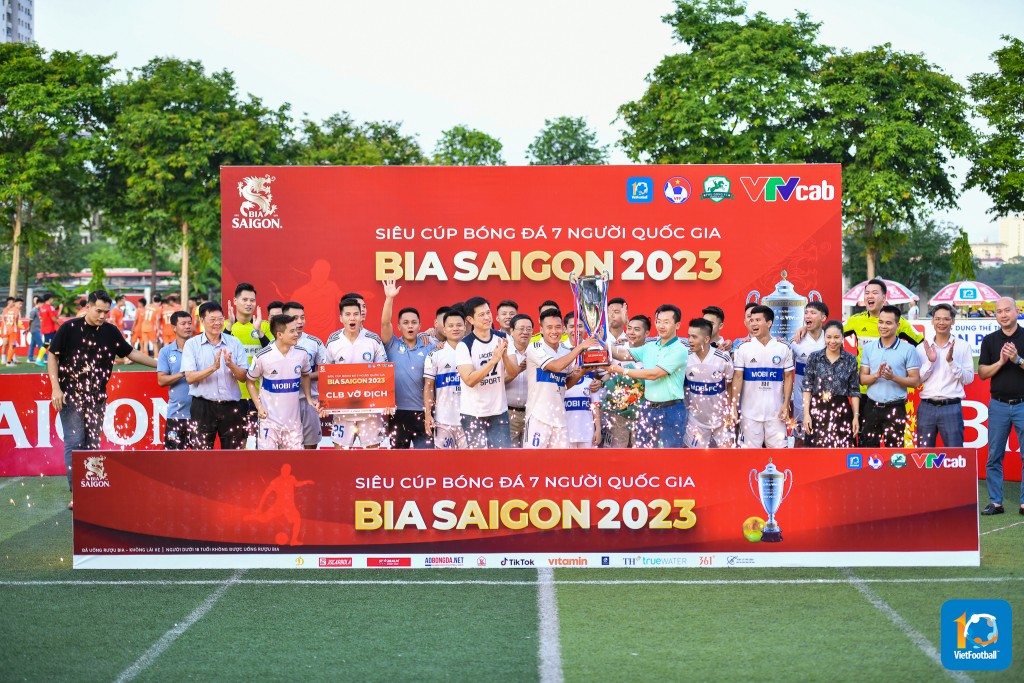 Đại diện SABECO, VietFootball và các đơn vị trao cúp vô địch Siêu cúp bóng đá 7 người quốc gia Bia Saigon 2023 cho đội Mobi FC