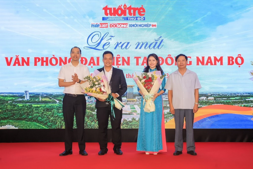 Đồng chí Phạm Thanh Học - Phó Trưởng Ban Thường trực Ban Tuyên giáo Thành ủy Hà Nội. Đồng chí Nguyễn Tiến Hưng, Phó Bí thư Thành đoàn, Chủ tịch Hội Sinh viên Việt Nam thành phố Hà Nội tặng hoa chúc mừng văn phòng đại diện Đông Nam Bộ báo Tuổi trẻ Thủ đô