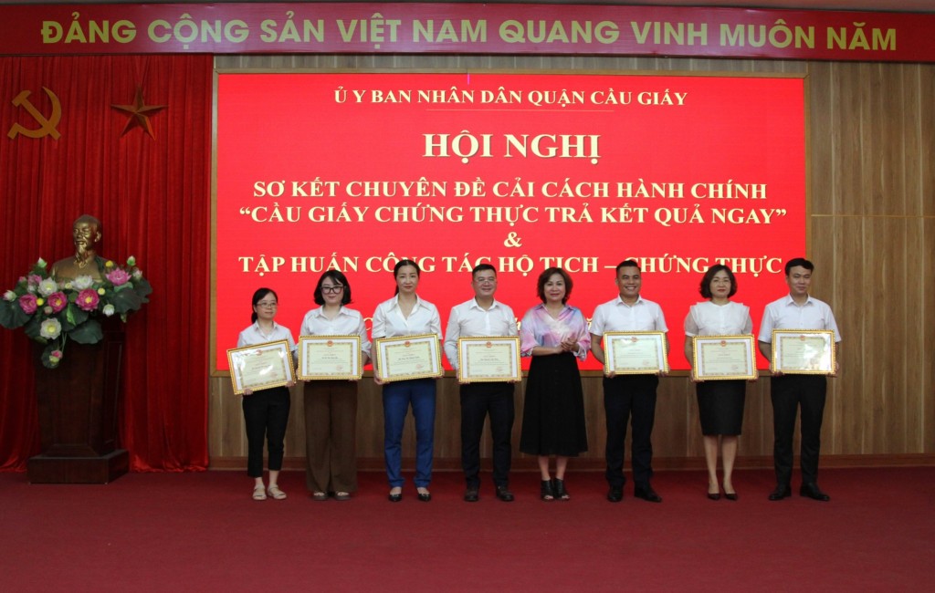 Khen thưởng các tập thể, cá nhân có thành tích