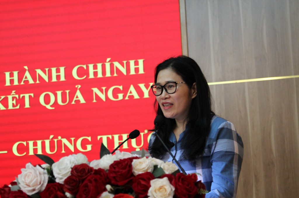 Bà Trịnh Thị Dung, Phó Chủ tịch UBND quận Cầu Giấy phát biểu tại hội nghị