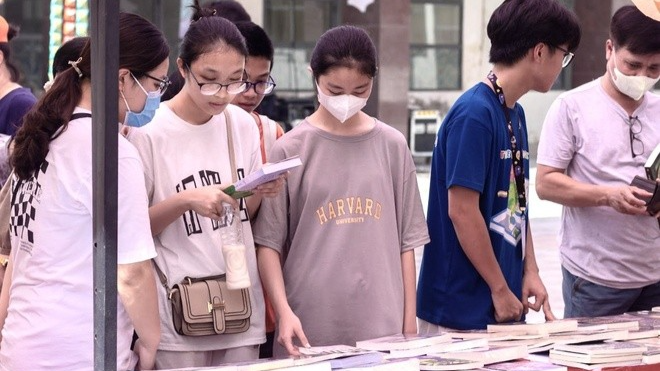 Hội chợ sách thu hút nhiều bạn trẻ tham gia 