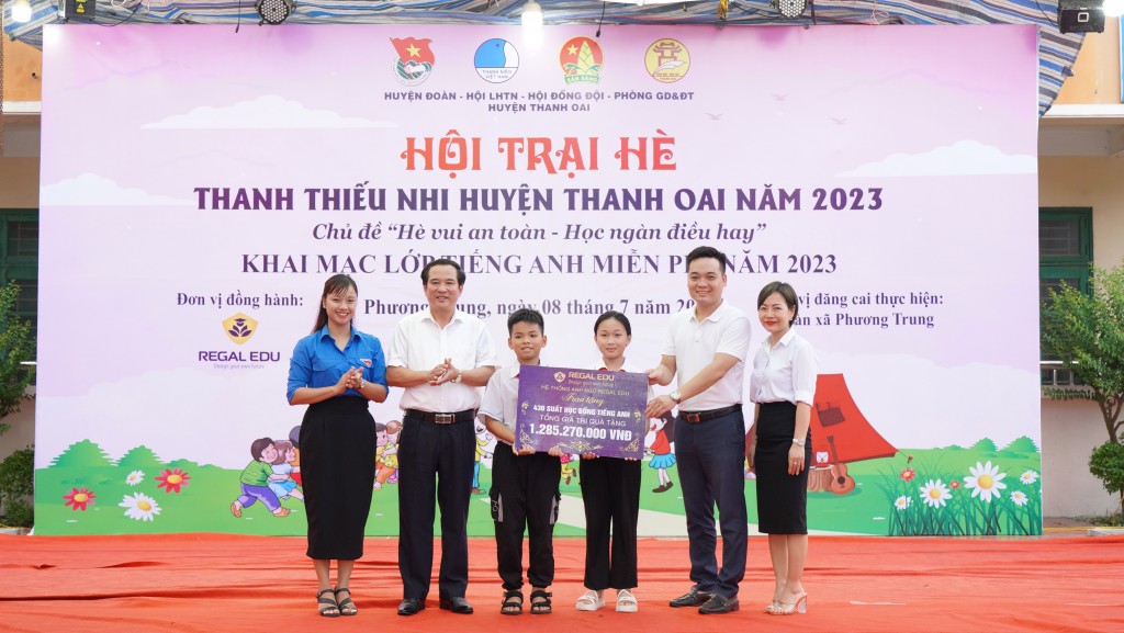 Công ty Regal Edu trao tặng tới thiếu nhi huyện Thanh Oai 430 suất học bổng Công ty Regal Edu trao tặng tới thiếu nhi huyện Thanh Oai 430 suất học bổng