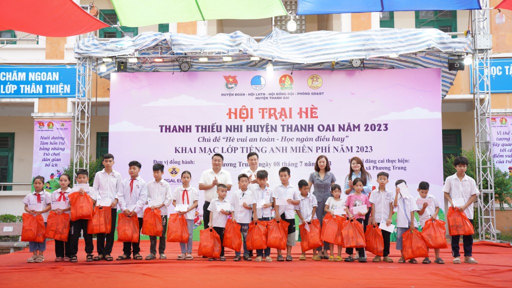 Huyện đoàn – Hội đồng đội huyện trao tặng 20 suất quà cho 20 thiếu nhi có hoàn cảnh đặc biệt khó khăn vươn lên trong cuộc sống, đạt thành tích cao trong học tập.