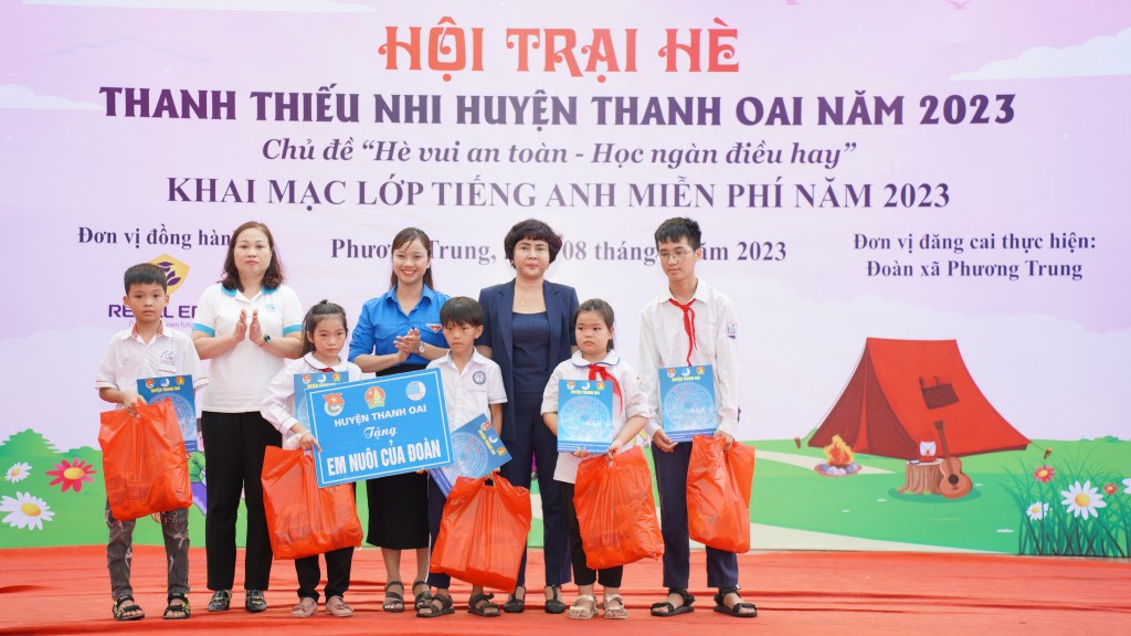 Với mong muốn giúp các em thiếu nhi có hoàn cảnh khó khăn vươn lên trong cuộc sống, tiếp tục học tập, rèn luyện và nuôi dưỡng ước mơ của mình. Ban Thường vụ Huyện Đoàn - Hội đồng Đội huyện Thanh Oai triển khai mô hình “Em nuôi của Đoàn” kêu gọi các doanh nghiệp, các mạnh thường quân cùng chung tay hỗ trợ các em