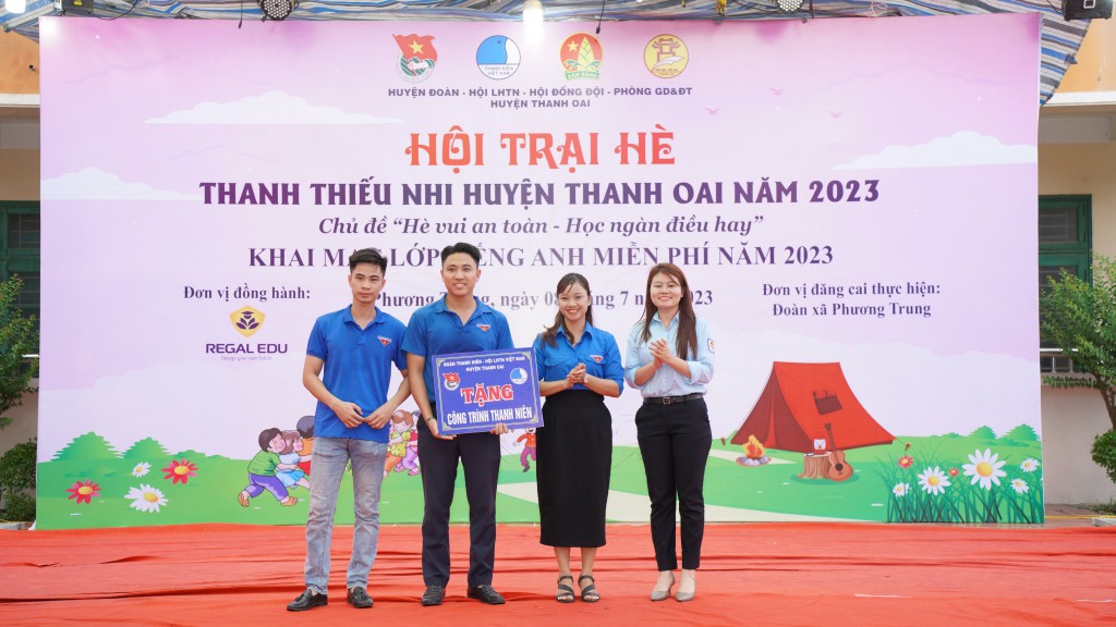 Đồng chí Phạm Ngọc Trâm cùng đồng chí Nguyễn thị Minh Nguyện tặng công trình thanh niên Đồng chí Phạm Ngọc Trâm cùng đồng chí Nguyễn thị Minh Nguyện tặng công trình thanh niên