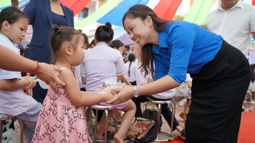 Đồng chí Nguyễn Thị Minh Nguyện - Bí thư Huyện đoàn Thanh Oai cùng các đại biểu gửi những món quà nhỏ tới các em thiếu nhj Đồng chí Nguyễn Thị Minh Nguyện - Bí thư Huyện đoàn Thanh Oai cùng các đại biểu gửi những món quà nhỏ tới các em thiếu nhj