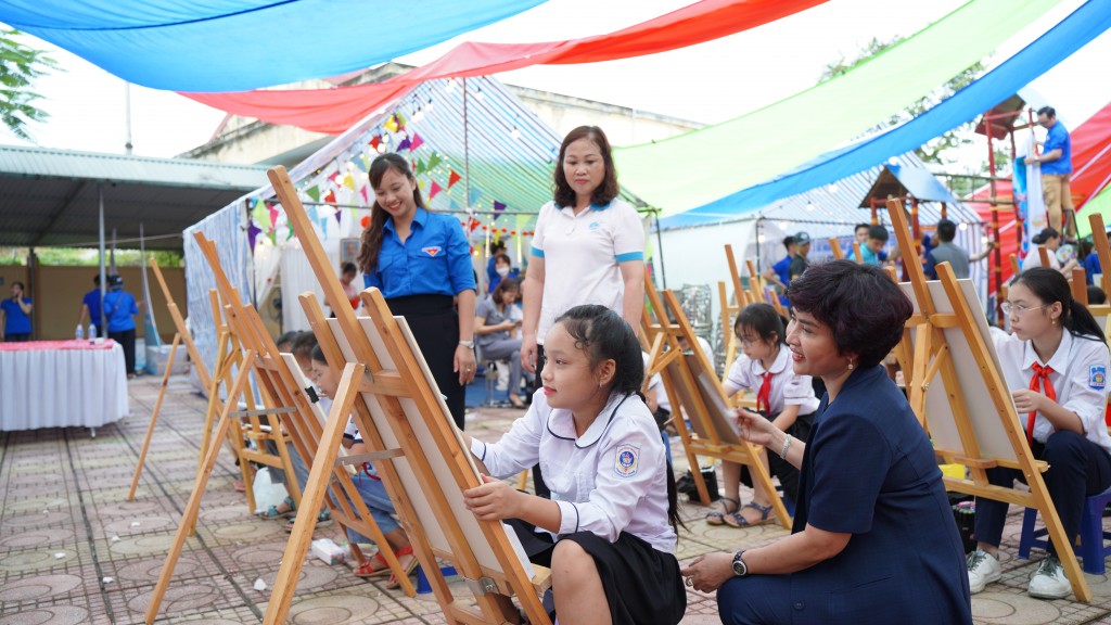 Các em học sinh được tham gia phần thi vẽ tranh trong thời gian 90 phút