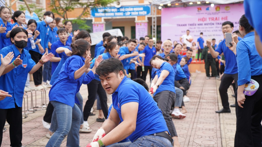 Phần thi kéo co của lực lượng thanh niên 4 cụm Phần thi kéo co của lực lượng thanh niên 4 cụm