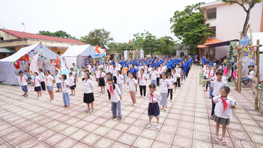 Màn đồng diễn được thể hiện bởi các em thiếu nhi và thanh niên huyện Thanh Oai Màn đồng diễn được thể hiện bởi các em thiếu nhi và thanh niên huyện Thanh Oai