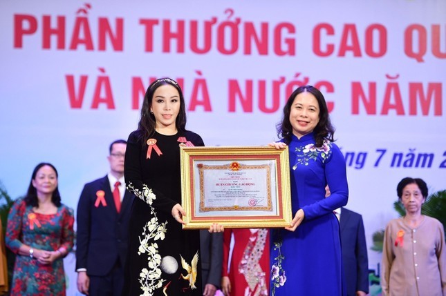 Phó Chủ tịch nước Võ Thị Ánh Xuân (phải) trao Huân chương Lao động hạng Nhất cho bà Lê Nữ Thùy Dương – Phó Chủ tịch Tập đoàn KN Holdings.