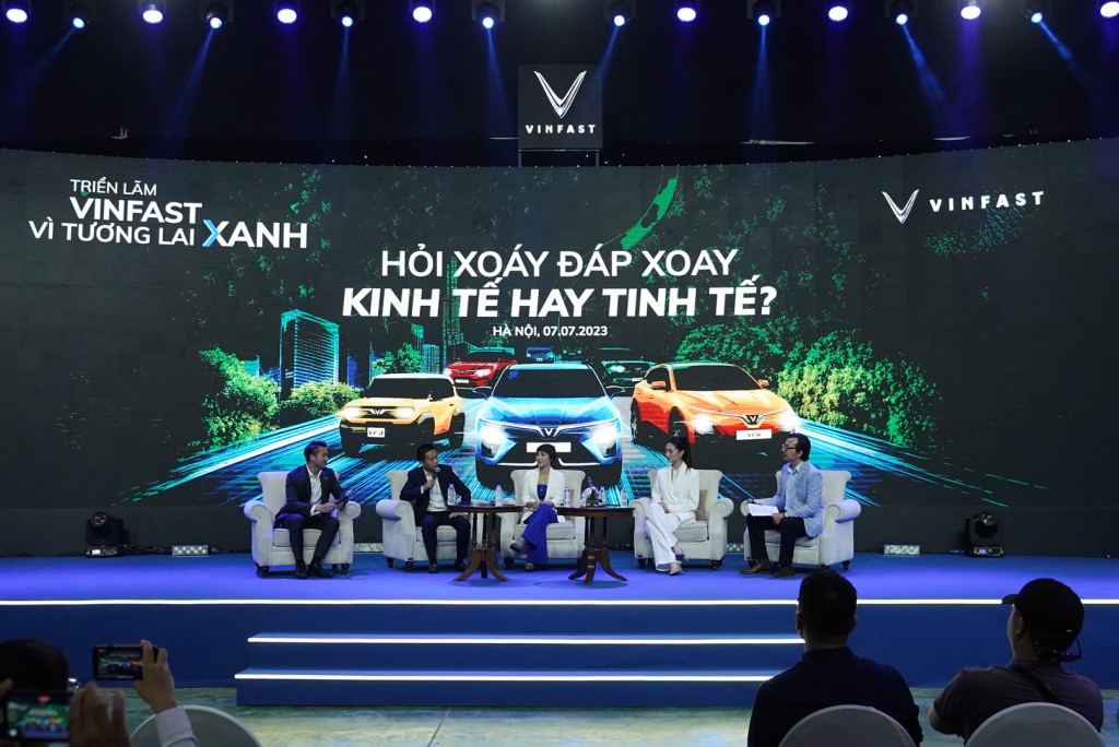 Talkshow Hỏi xoáy đáp xoay “Kinh tế hay Tinh tế?” tại Triển lãm “VinFast - Vì tương lai xanh” tại Hà Nội