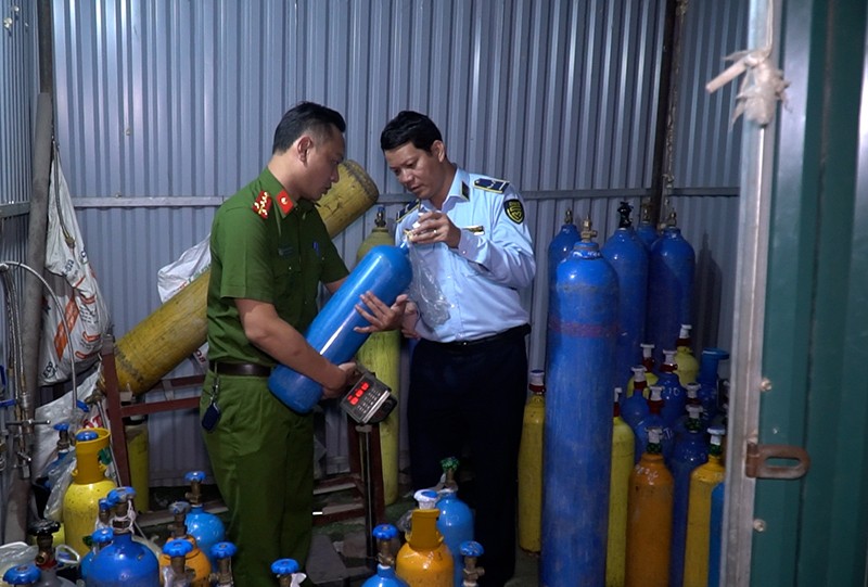 Lực lượng liên ngành phát hiện kho sang chiết khí cười tại khu phố Mạc Thái Tông, phường Mễ Trì
