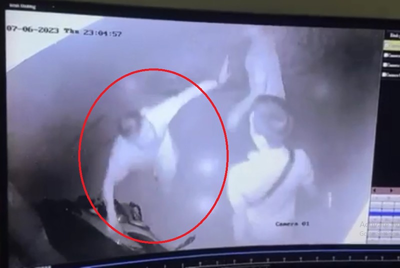Camera ghi lại hình ảnh anh Việt Anh (khoanh đỏ) bị nhóm đối tượng hành hung gây thương tích