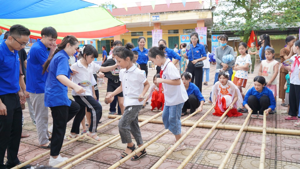 Các em thiếu nhi tham gia trò chơi múa sạp