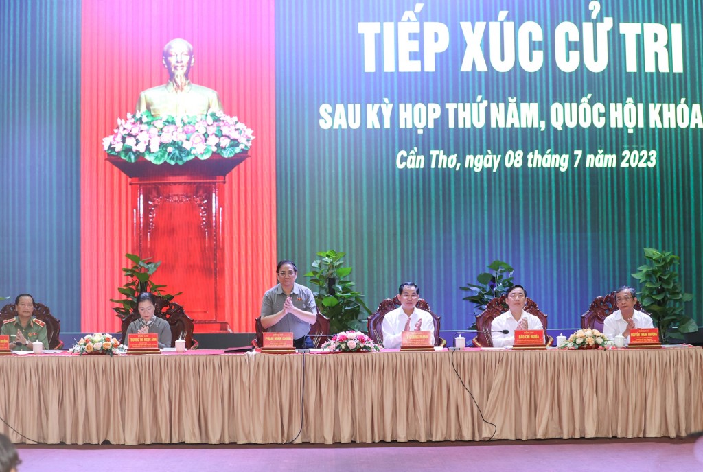 Thủ tướng Phạm Minh Chính cùng Đoàn đại biểu Quốc hội TP. Cần Thơ tại buổi tiếp xúc cử tri - Ảnh: VGP/Nhật Bắc