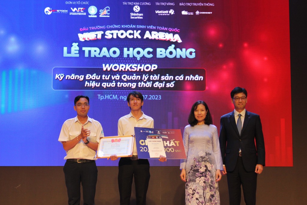 Sinh viên Đại học Nguyễn Tất Thành giành giải nhất cuộc cuộc thi Viet Stock Arena 2023