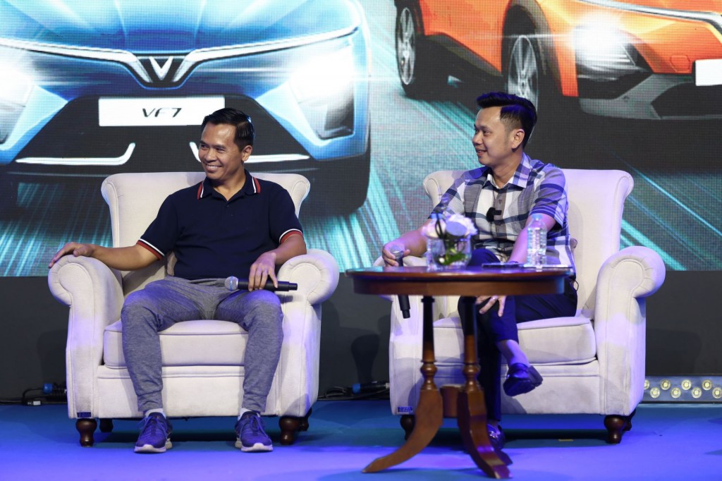 Hai chuyên gia xe Chu Hữu Thọ (trái) và Trịnh Lê Hùng (phải) hào hứng với những câu chuyện tại talkshow