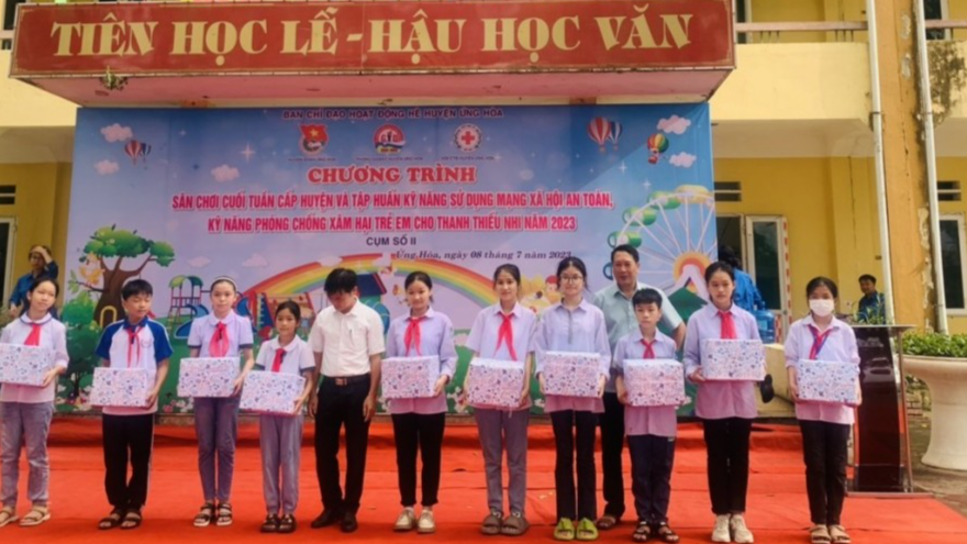 Tại chương trình, nhiều em thiếu nhi có hoàn cảnh khó khăn đã được tặng quà