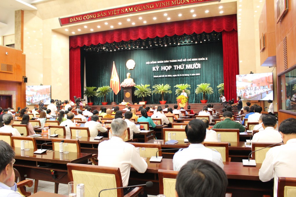 Rất đông cử tri TP Hồ Chí Minh tham gia kỳ họp