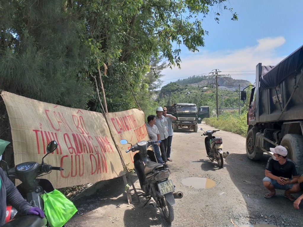 Người dân lập băng rôn, chặn xe tải chở đá tại mỏ đá Hòa Đông để phản đối ô nhiễm (Ảnh tư liệu) nguồn: VQ)