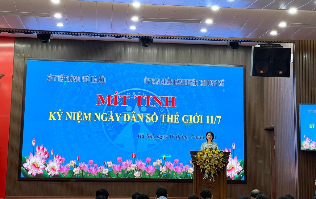 Giám đốc Sở Y tế Hà Nội Trần Thị Nhị Hà phát biểu tại lễ mít tinh.