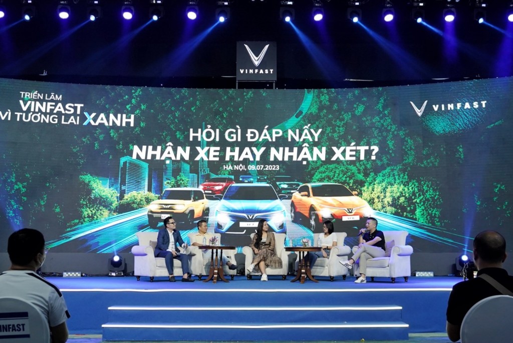 Talkshow “Nhận xe hay nhận xét” tại Triển lãm “VinFast – Vì tương lai xanh” chiều 9/7. 