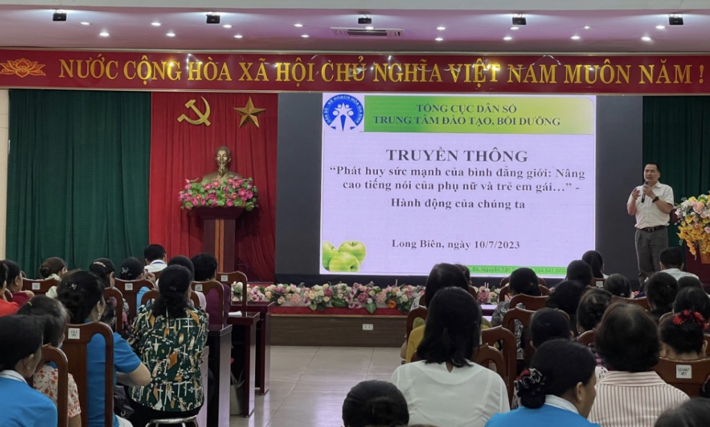 Th.BS Nguyễn Tân Sơn - Phó giám đốc Trung tâm đào tạo bồi dưỡng –  Tổng cục DS-KHHGĐ trình bày tại điểm truyền thông