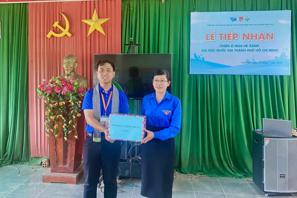 Đ/c Trần Thị Hòa Xuân, Phó Bí thư Tỉnh đoàn tặng quà cho đội chiến sĩ Mùa hè xanh đến từ Đại học Quốc gia TP Hồ Chí Minh