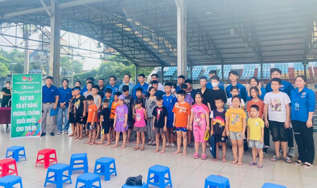 Các lớp học bơi miễn phí được Đoàn trường Đại học Sư phạm Thể dục Thể thao hà Nội được mở ra hàng năm cho các em nhỏ