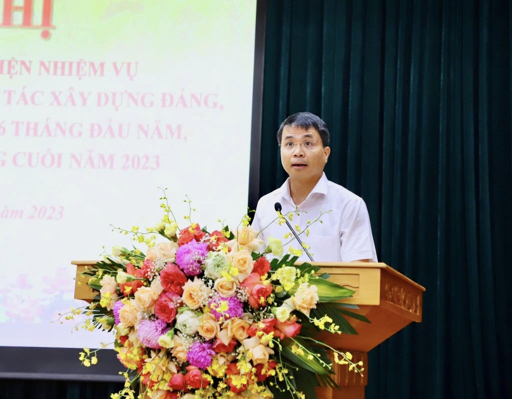 đồng chí Lê Minh Đức - Thành ủy viên, Bí thư Huyện ủy Thạch Thất  phát biểu kết luận hội nghị