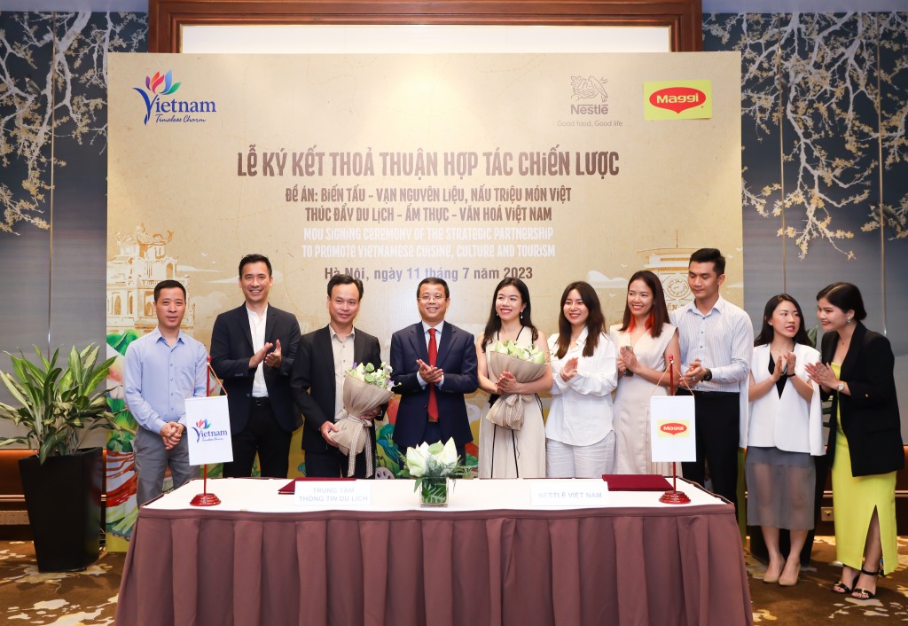 Ông Nguyễn Lê Phúc, Phó Cục trưởng Cục DLQG VN (thứ tư từ trái sang) chúc mừng Trung tâm TT du lịch và Nhãn hàng Maggi, Nestlé Việt Nam, đã ký kết thỏa thuận hợp tác nhằm thúc đẩy du lịch, ẩm thực và văn hóa Việt Nam