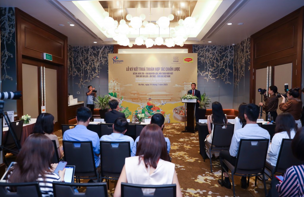 Ông Nguyễn Lê Phúc, Phó Cục trưởng Cục DLQG VN, phát biểu tại lễ ký kết