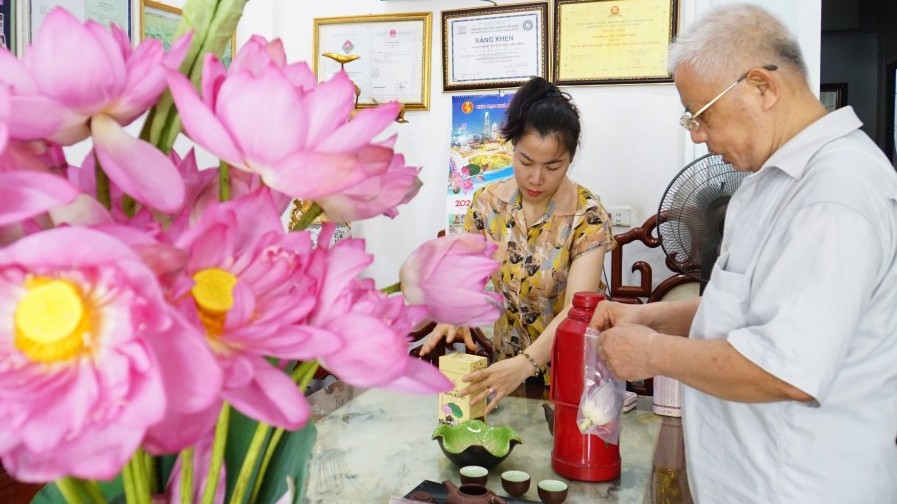 Từ ao sen mang tinh hoa đến tách trà