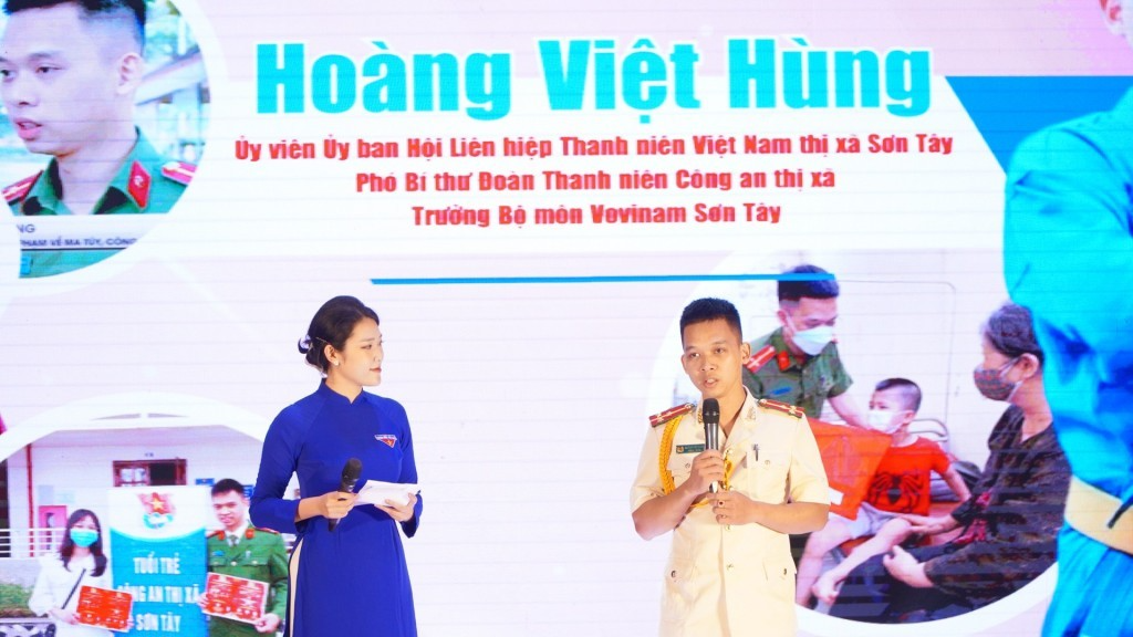 Thượng úy Hoàng Việt Hùng giao lưu cùng bạn trẻ 