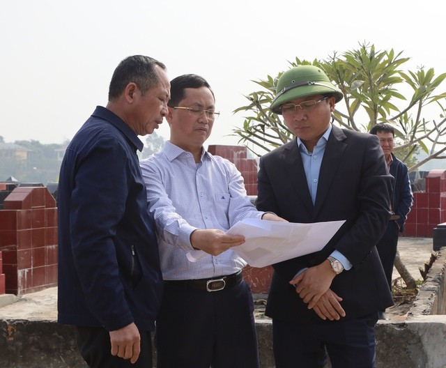 Đ/c Nguyễn Thanh Liêm - Bí thư Huyện ủy trao đổi với lãnh đạo Trung tâm Phát triển quỹ đất và lãnh đạo xã Kim Hoa về việc triển khai dự án đường Vành đai 4 trên địa bàn xã Kim Hoa.