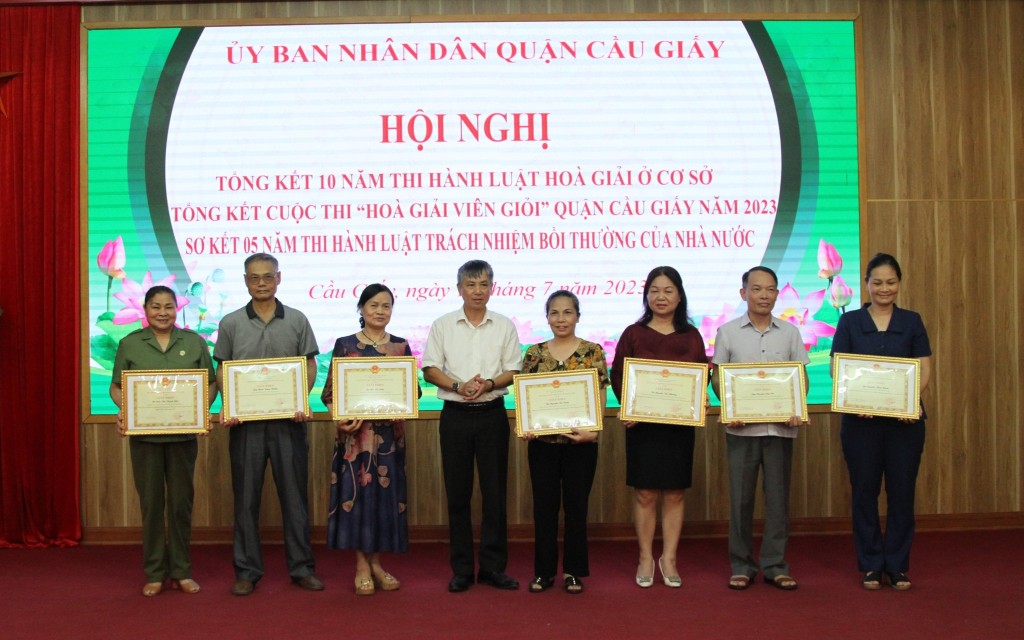 Các cá nhân được tặng giấy khen vì có thành tích trong hoà giải ở cơ sở