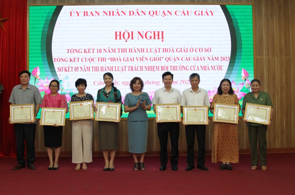 Chủ tịch UB MTTQ Việt Nam quận Cầu Giấy tặng giấy khen cho các tập thể có thành tích trong 10 năm thực hiện Luật Hoà giải ở cơ sở