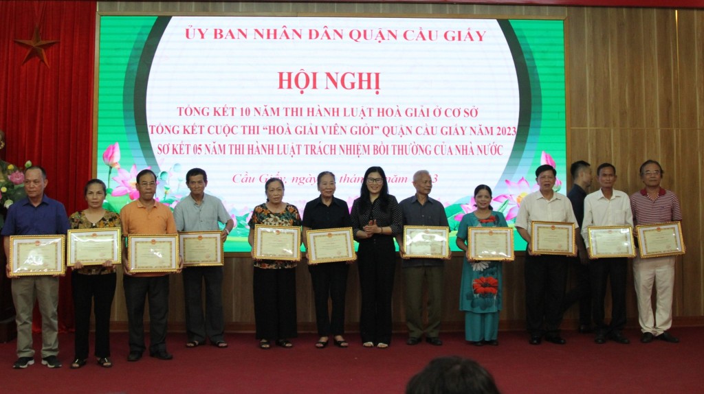 Phó Chủ tịch UBND quận Cầu Giấy Trịnh Thị Dung tặng giấy khen cho các tổ hoà giải có thành tích trong 10 năm thực hiện Luật Hoà giải ở cơ sở