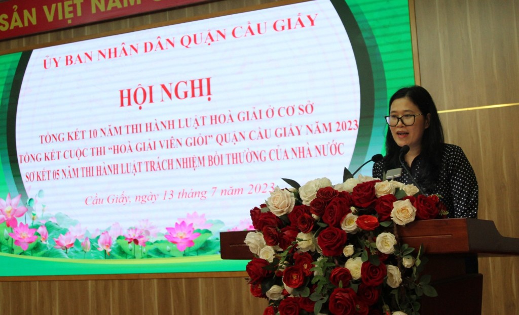 Bà Trịnh Thị Dung, Phó Chủ tịch UBND quận Cầu Giấy phát biểu chỉ đạo tại hội nghị
