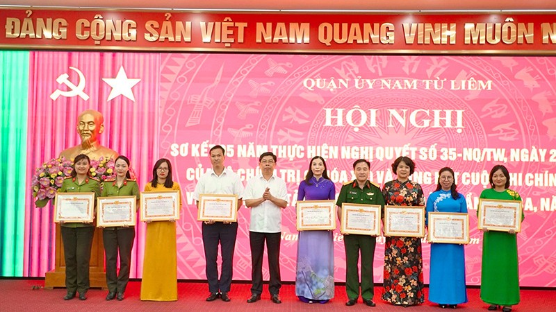 Lãnh đạo quận Nam Từ Liêm khen thưởng các cá nhân có thành tích trong 5 năm thực hiện Nghị quyết 35-NQ/TƯ.