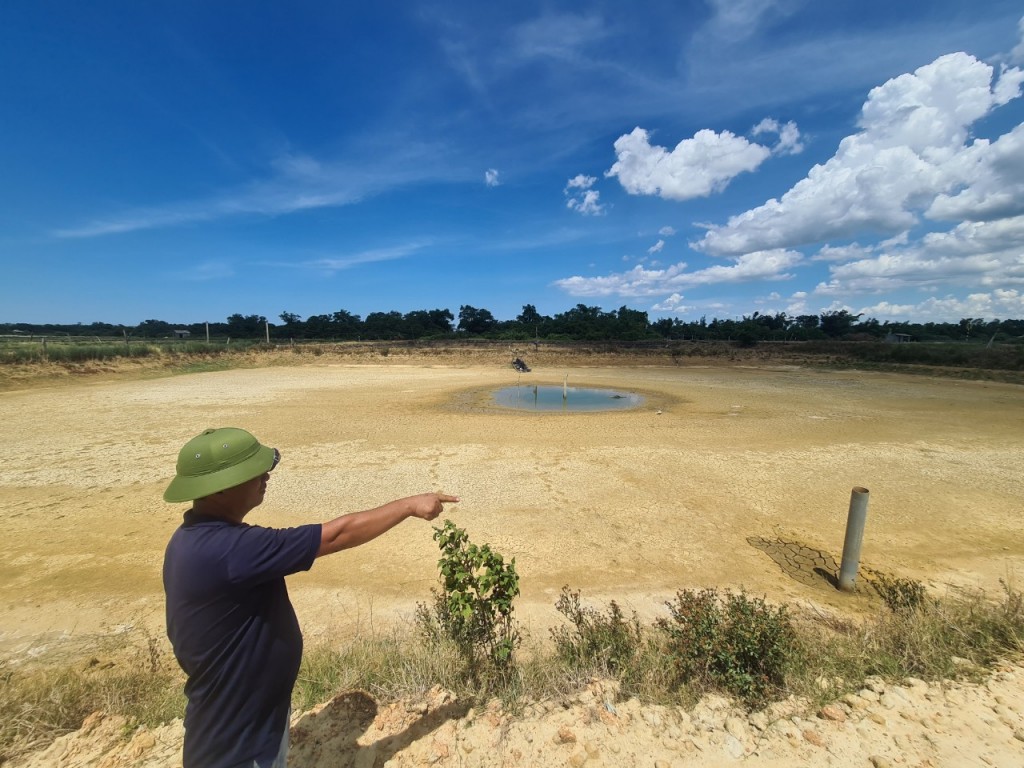 người dân nuôi tôm thôn Phan Hiền, xã Vĩnh Sơn phản ánh việc nước sông Sa Lung ô nhiễm khiến họ không thể sản xuất nuôi tôm