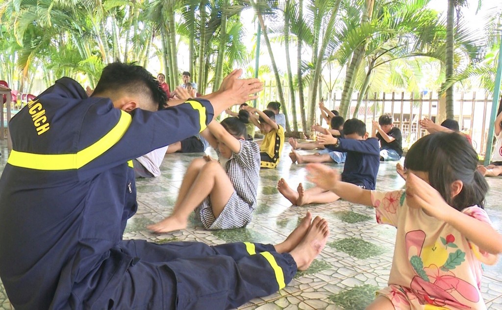 Chiến sĩ Công an huyện Đắk Mil hướng dẫn các kỹ năng bơi lội và phòng, chống đuối nước cho các cháu nhỏ