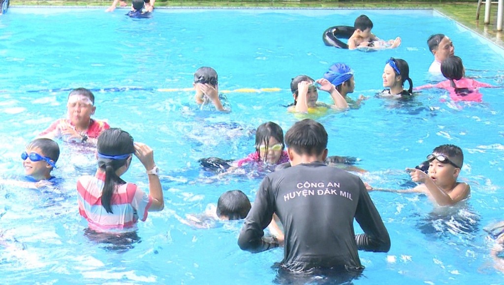  Kết quả có khoảng 90% các em tham gia chương trình đã biết bơi và 100% các em được trang bị những kĩ năng phòng chống đuối nước