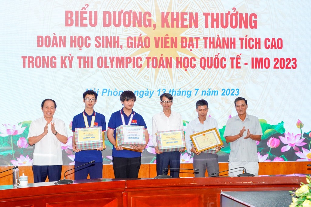 Bí thư Thành uỷ Lê Tiến Châu và Chủ tịch UBND thành phố Nguyễn Văn Tùng  trao tặng Bằng khen cùng phần thưởng cho học sinh, giáo viên đạt thành tích cao trong kỳ thi Olympic Toán học quốc tế