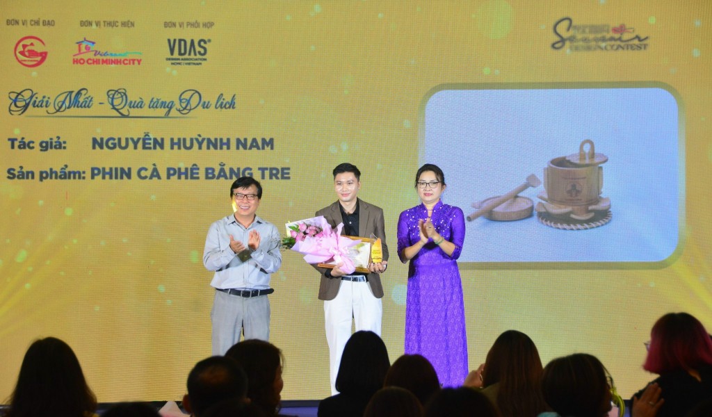 hạng mục “Quà tặng lưu niệm”, giải Nhất trị giá 80 triệu đồng thuộc về sản phẩm “Phin pha cà phê bằng tre” của tác giả Nguyễn Huỳnh Nam