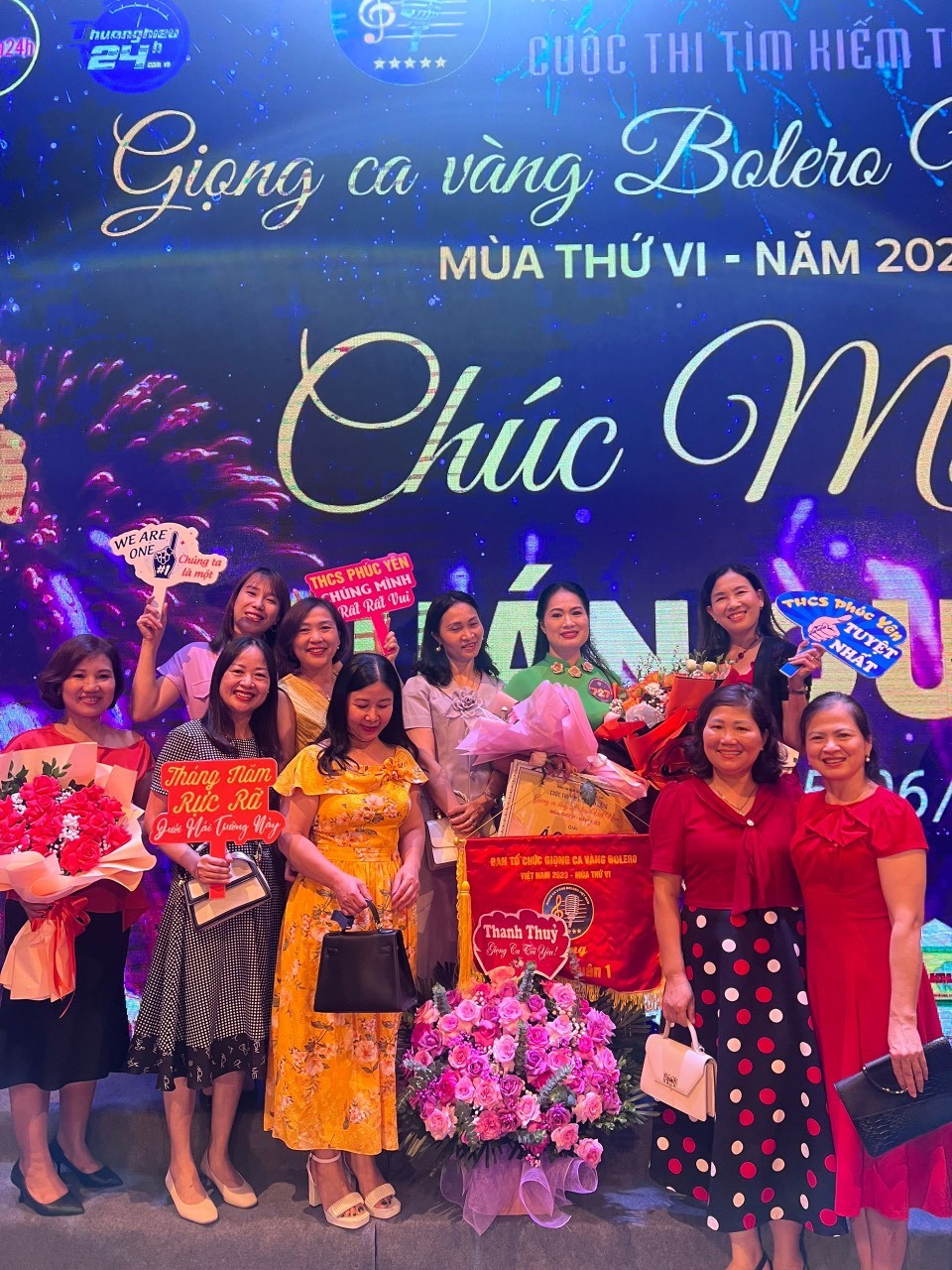 Bạn bè đến cổ vũ, chúc mừng chị Thanh Thủy trong đêm chung kết Giọng ca vàng Bolero Việt Nam 2023