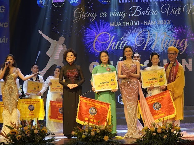 Chị Thanh Thủy (áo dài xanh) nhận giải Á quân 1 cuộc thi Giọng ca vàng Bolero Việt Nam lần thứ 6